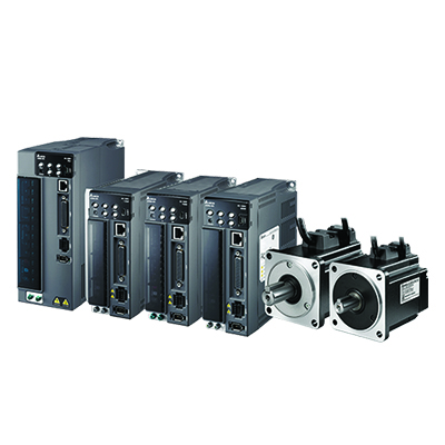 Delta ASDA-B3 Delta: modulo servo-drive in alluminio, connettori, display LED; motore stepper visibile, finitura grigio blu.